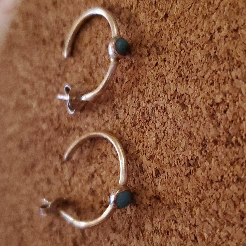 Earrings with blue stone